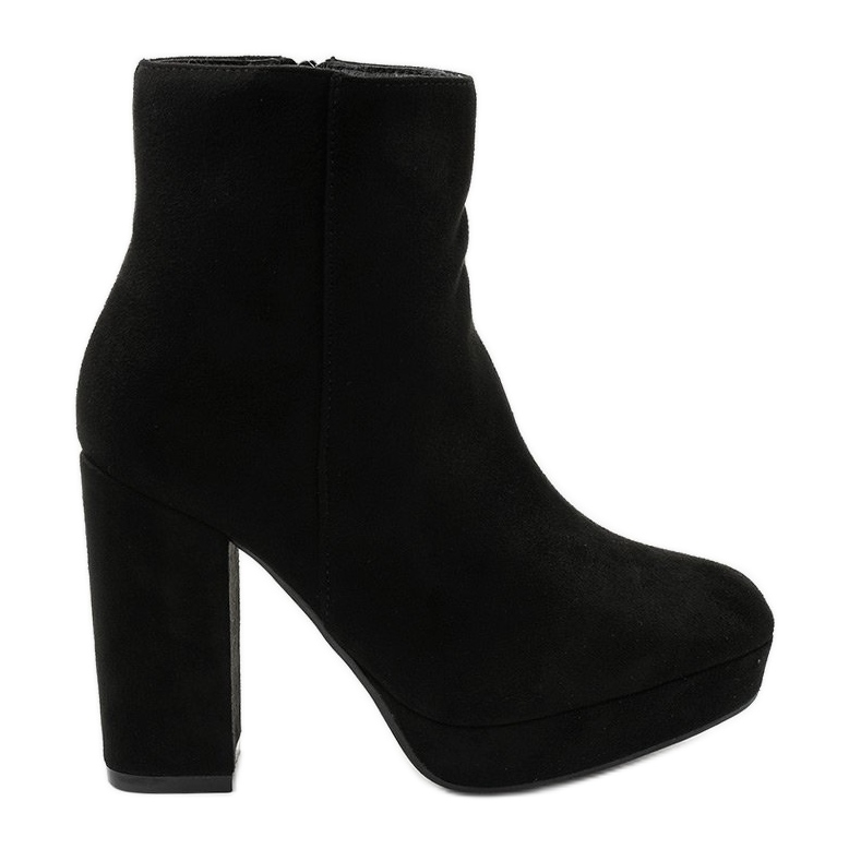 Fekete velúr bokacsizma a Skye oszlopon