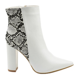 Fehér csizma a Shyvia postán