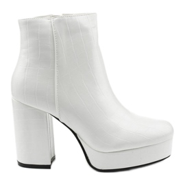 Fehér csizma Usinaya posztján