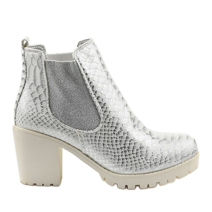 Ezüst csizma az Amar oszlopon