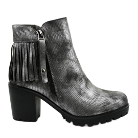 Szürke csizma az Amar oszlopon