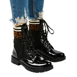 Fekete lakkcsizma Gwynn zoknival bézs