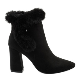 Fekete bokacsizma egy oszlopon, Helike cipzárral Fekete bokacsizma egy oszlopon, Helike cipzárral