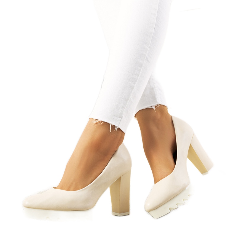 Bézs színű szivattyúk a Silverbee oszlopon