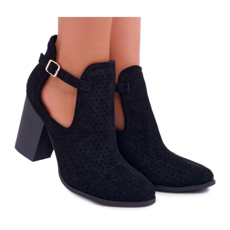 Bellucci Női csizma sarkú áttört kivágásokkal Black GoodDay fekete