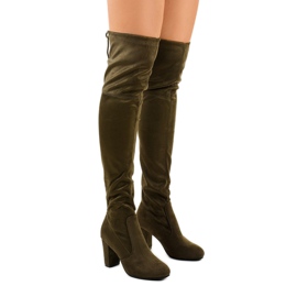 Velúr csizma a khaki Saroris oszlopán zöld