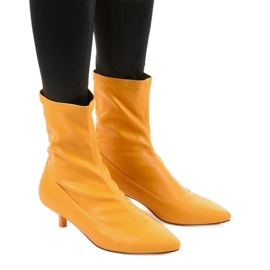 Sárga magas sarkú cipő Ragemour zoknival