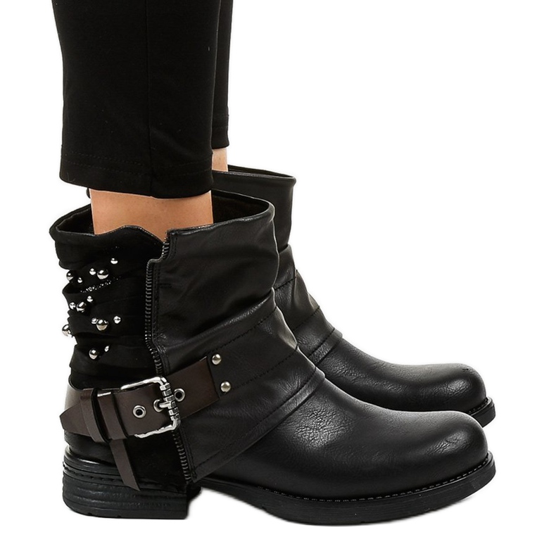 Női fekete lapos bokacsizma, M207 csapokkal Női fekete lapos bokacsizma, M207 csapokkal