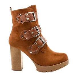 Barna velúr bokacsizma a Lilybank oszlopon Barna velúr bokacsizma a Lilybank oszlopon