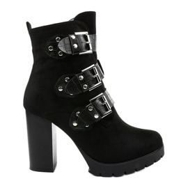 Fekete velúr bokacsizma a Lilybank oszlopon Fekete velúr bokacsizma a Lilybank oszlopon