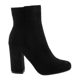 Fekete velúr bokacsizma a Wenonah poszton Fekete velúr bokacsizma a Wenonah poszton