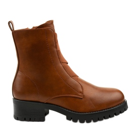 Barna csizma a szigetelt Chanhett oszlopán Barna csizma a szigetelt Chanhett oszlopán