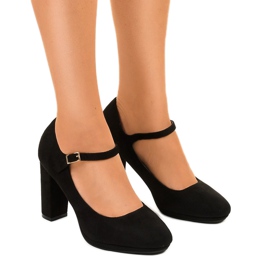 Fekete velúr szivattyúk a Neridan oszlopon Fekete velúr szivattyúk a Neridan oszlopon