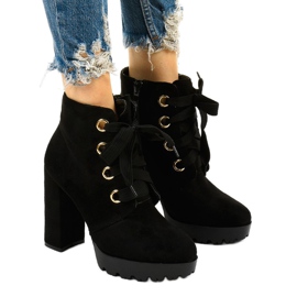 Fekete bokacsizma Athlis öko-velúrból