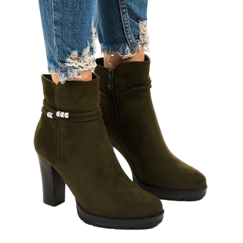 Zöld magas csizma a Vabella oszlopon