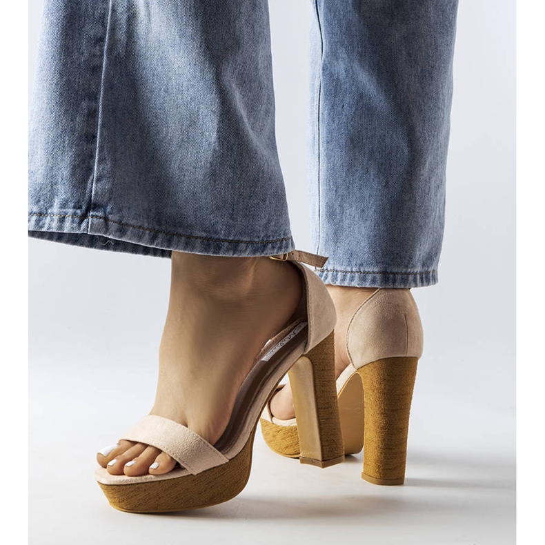 Inna Bézs színű magassarkú szandál a Selsa márkától 1