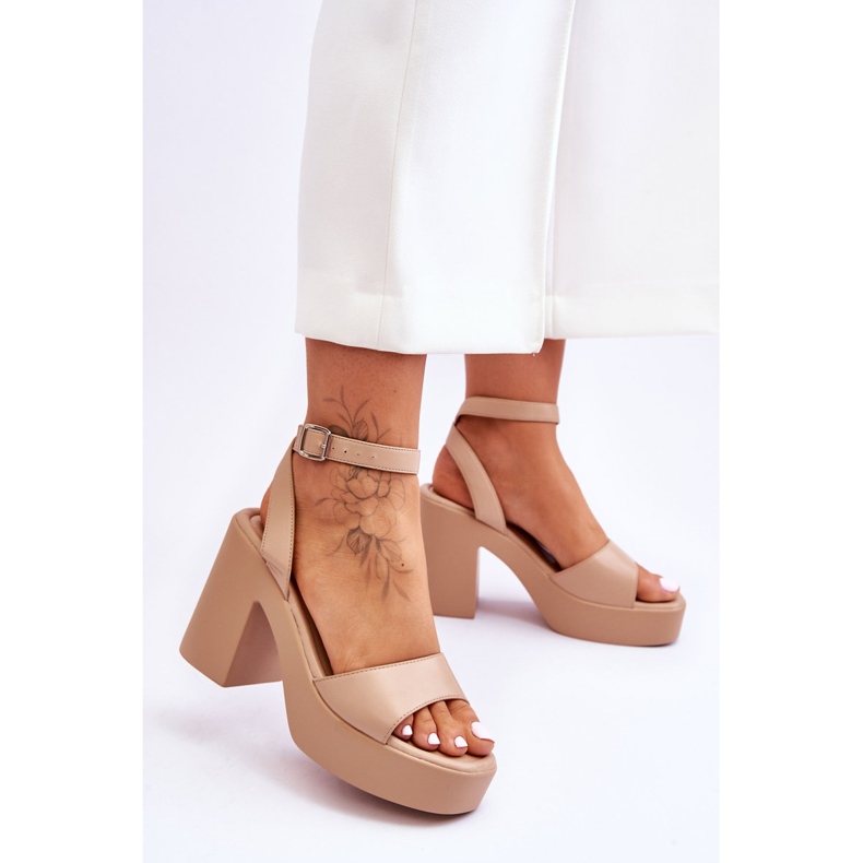 Divatos szandálok masszív bézs karminesarkún 2