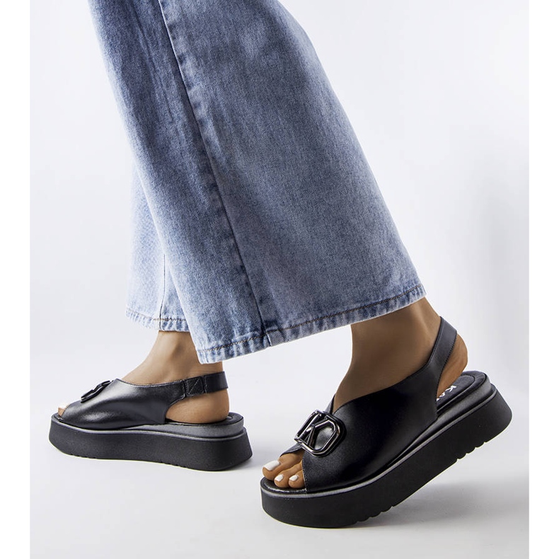 Fekete platform szandál díszítéssel a Karino cégtől 1