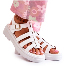 Divatos szandál fehér pánttal 6