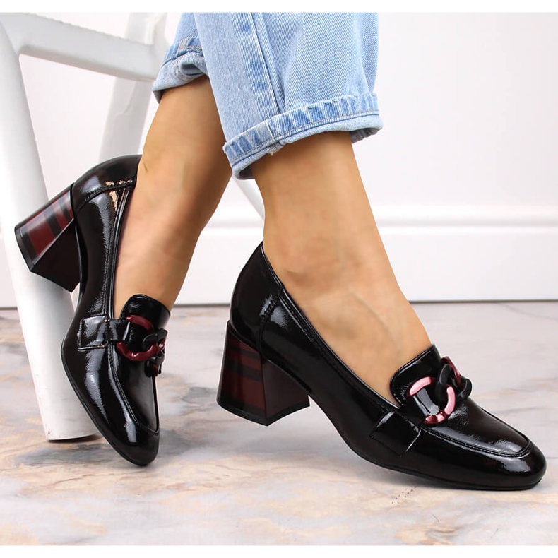 Fekete lakkozott női cipő dekoratív sarokkal Vinceza 10878 1