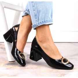 Női lakkbőr pumpák dekoratív sarkon fekete Vinceza 10930 1