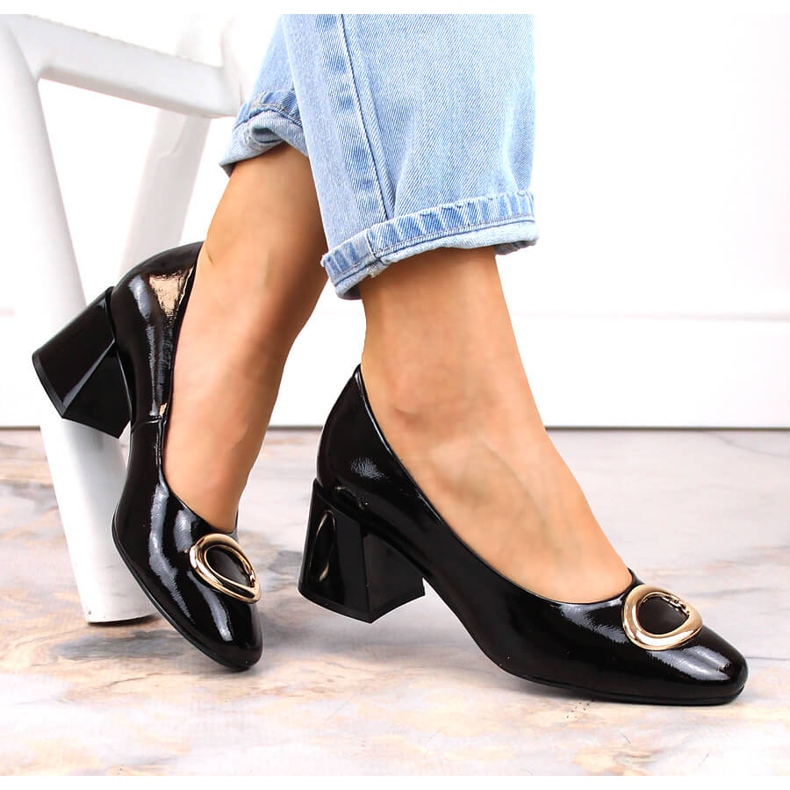 Női lakkbőr pumpák dekoratív sarkon fekete Vinceza 10930 1