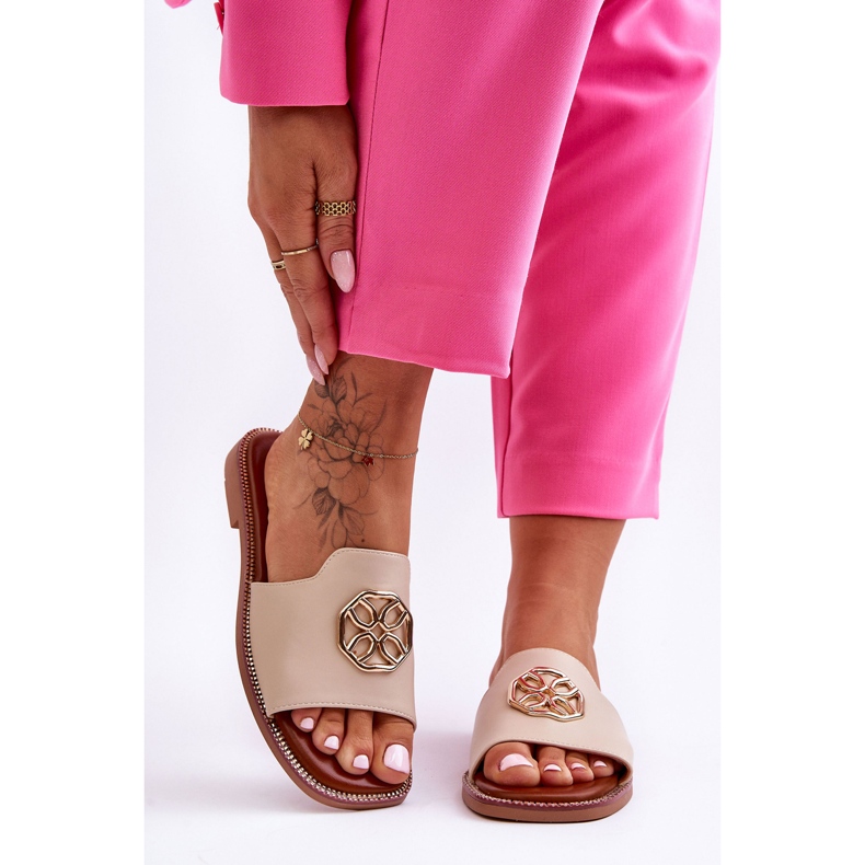 Női klasszikus lapos sarkú szandál bézs Larotte 1