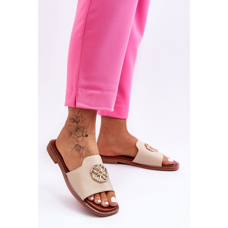 Női klasszikus lapos sarkú szandál bézs Larotte 2