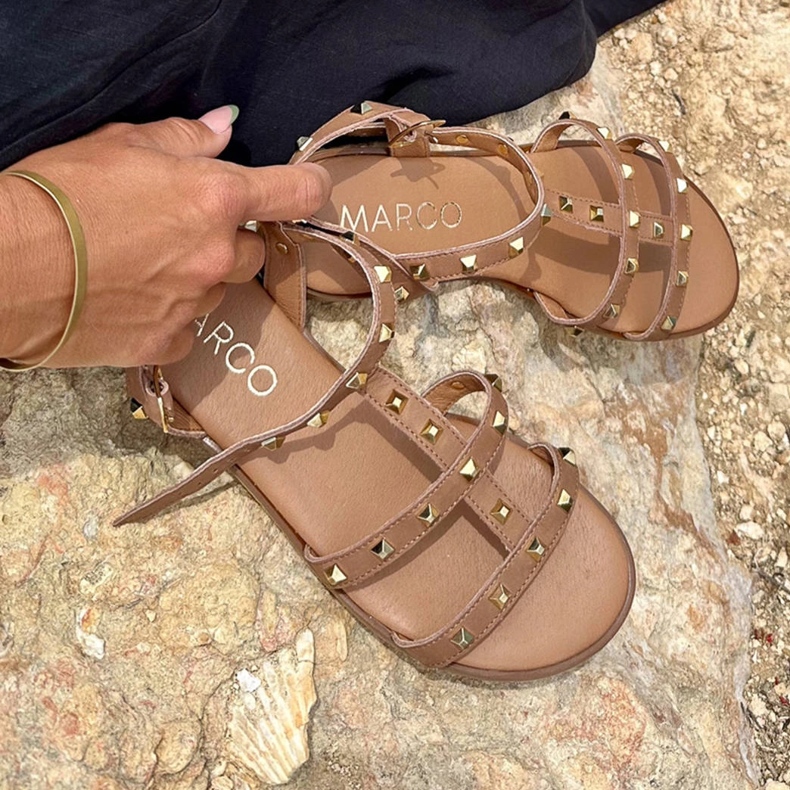 Marco Shoes Bőr szandál arany szegecsekkel barna 1