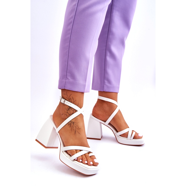 Divatos White Secret Rose magassarkú és platformszandál fehér 2