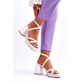 Divatos White Secret Rose magassarkú és platformszandál fehér 3