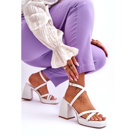 Divatos White Secret Rose magassarkú és platformszandál fehér 4