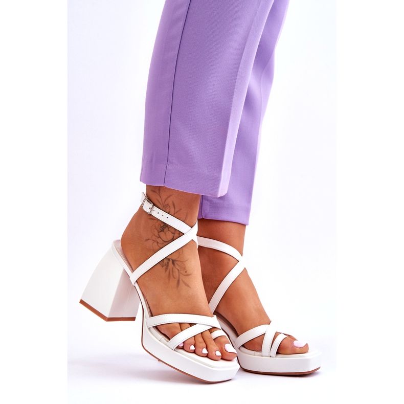 Divatos White Secret Rose magassarkú és platformszandál fehér 6