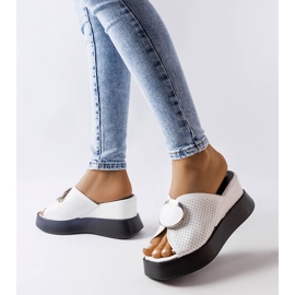 A márka Degna fehér, díszített ékszandálja 2