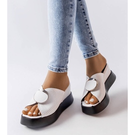 A márka Degna fehér, díszített ékszandálja 1