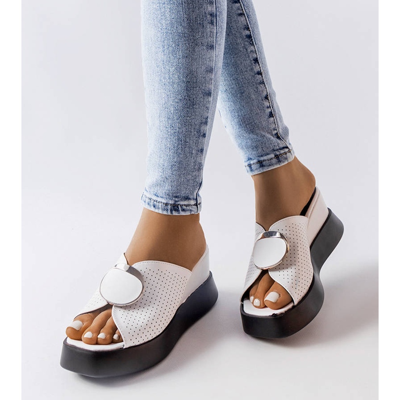 A márka Degna fehér, díszített ékszandálja 1