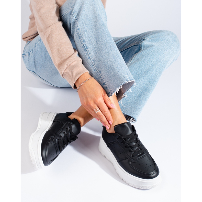 Fekete tornacipő magas platformon a Shelovet-től 1