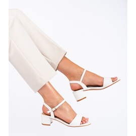 Női fehér szandál a Shelovet poszton 1
