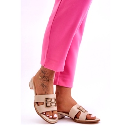 Női elegáns bézs papucs arany díszítéssel 4