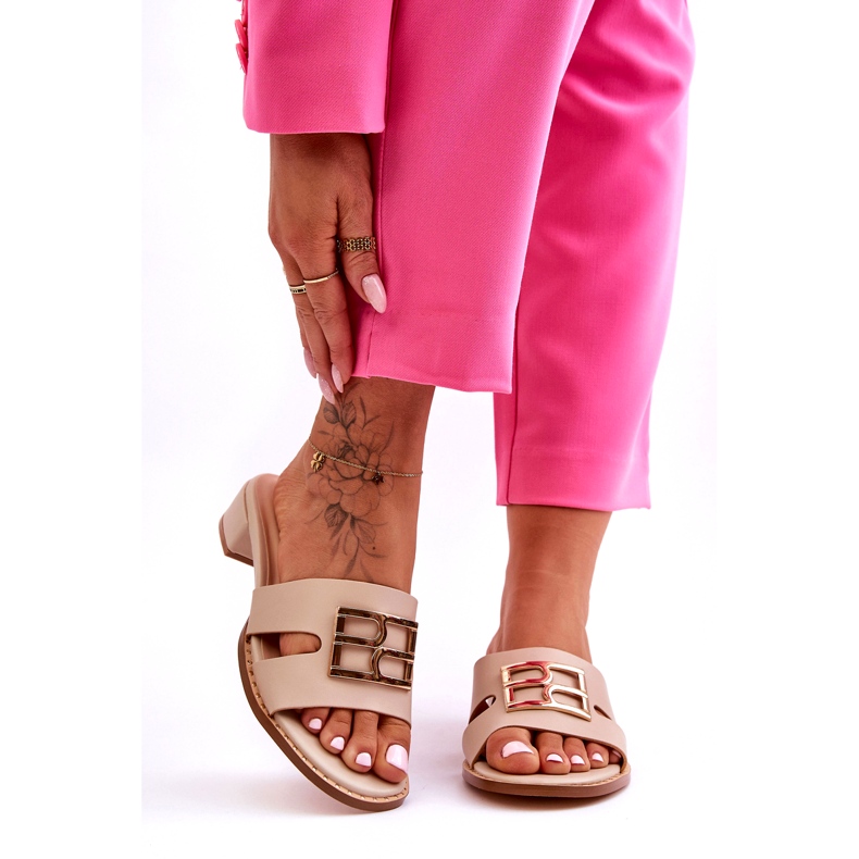 Női elegáns bézs papucs arany díszítéssel 5