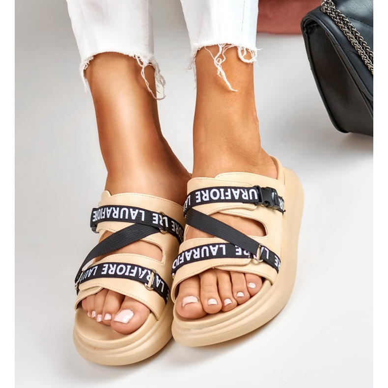 Stílusos bézs papucs a La.Fi-től 1