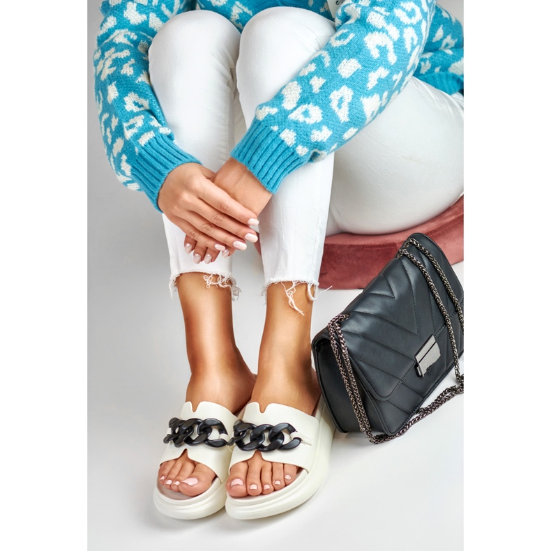 La.Fi Fehér papucs fekete lánccal 2