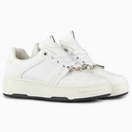 Fehér sportcipő lánccal 2