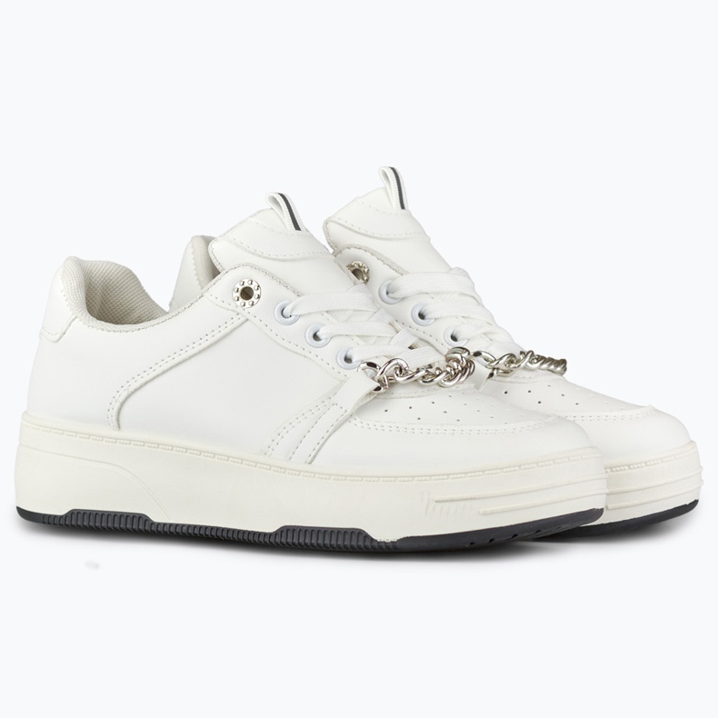 Fehér sportcipő lánccal 2