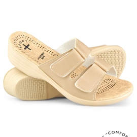 Kényelmes női papucs tépőzáras bézs színben 1