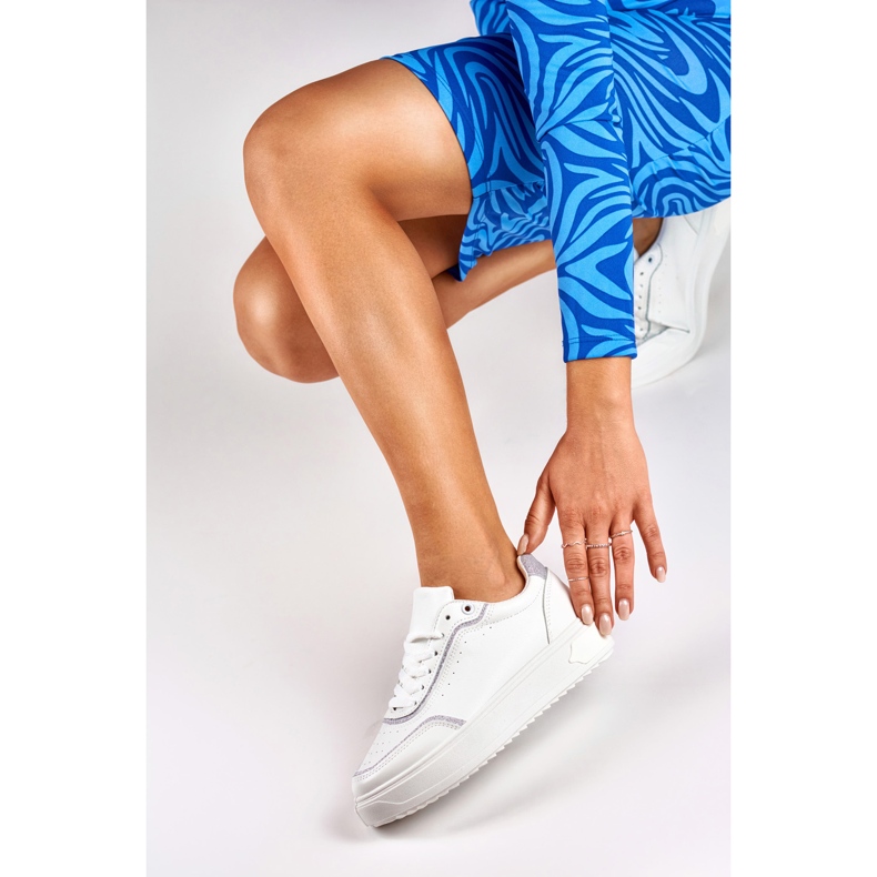 Fehér tornacipő ezüst kiegészítőkkel 2