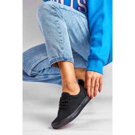 Klasszikus női tornacipő fekete talppal 1