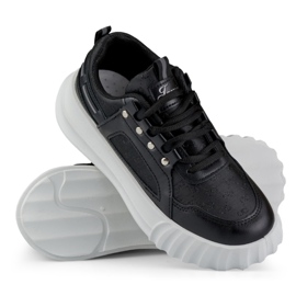 Fekete női sportcipő fehér talppal 1