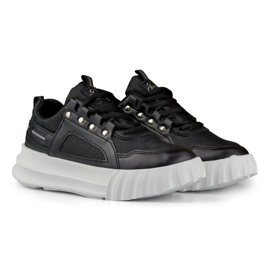 Fekete női sportcipő fehér talppal 2