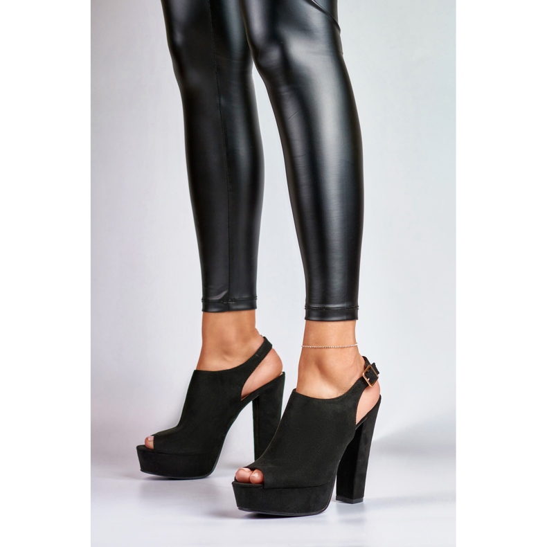 Fekete magas sarkú szandál nyitott orrral és sarokkal 1